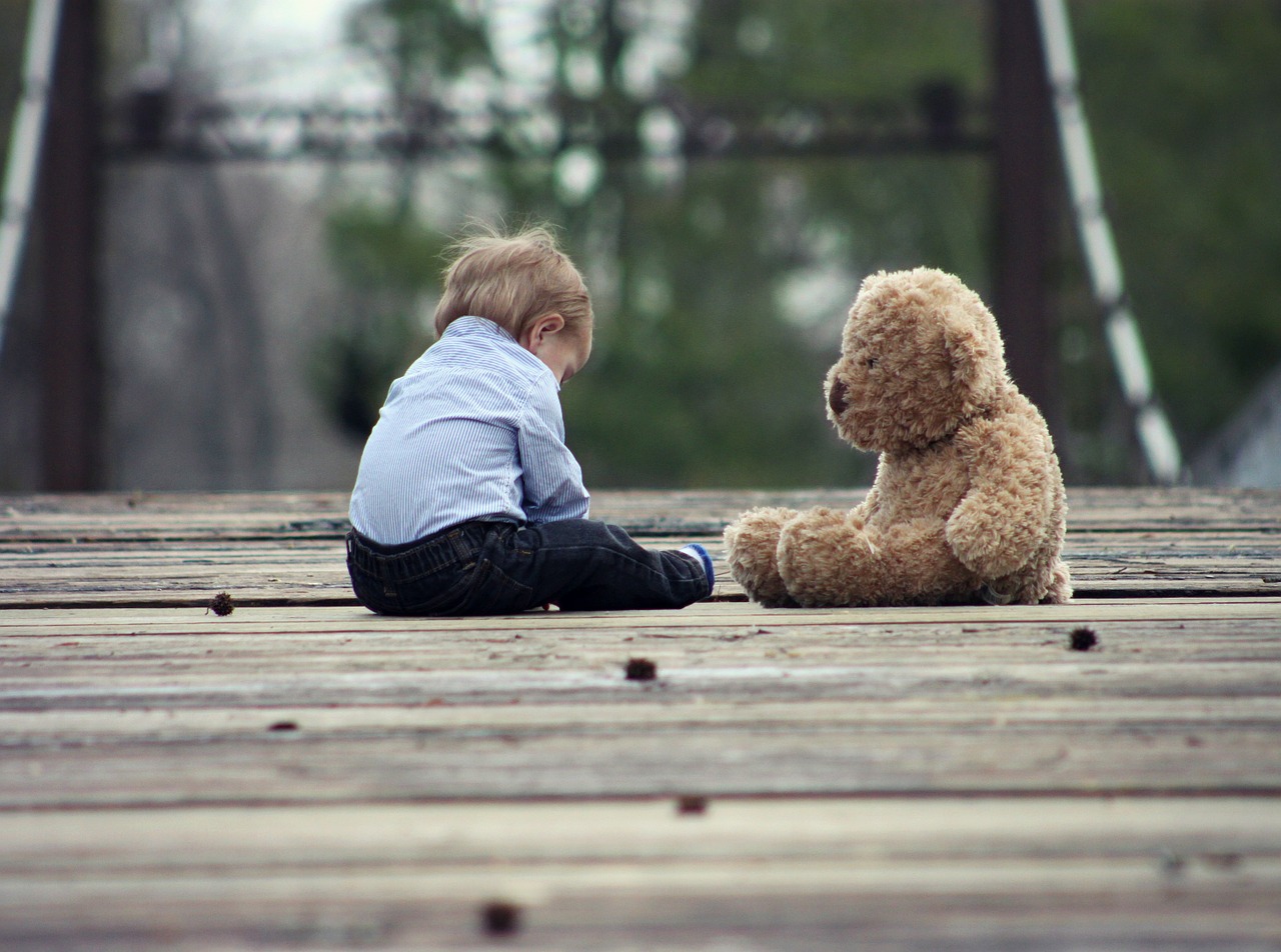 Kleiner Junge mit Teddybär